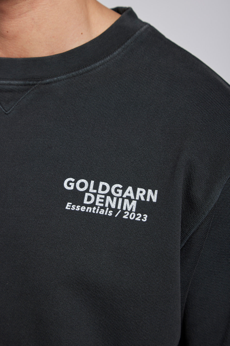 68 | THE VINTAGE QUEEN CREWNECK | VINTAGEBLACK GOLDGARN DENIM